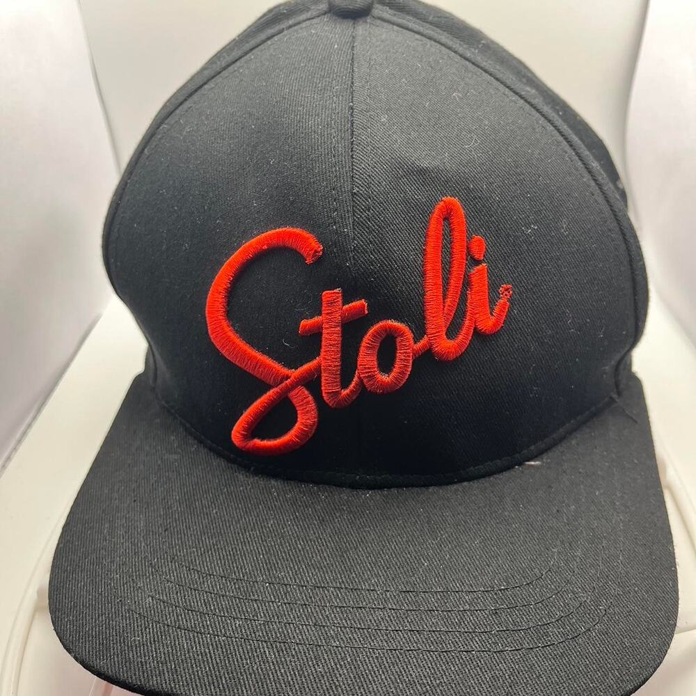 Red stoli hat